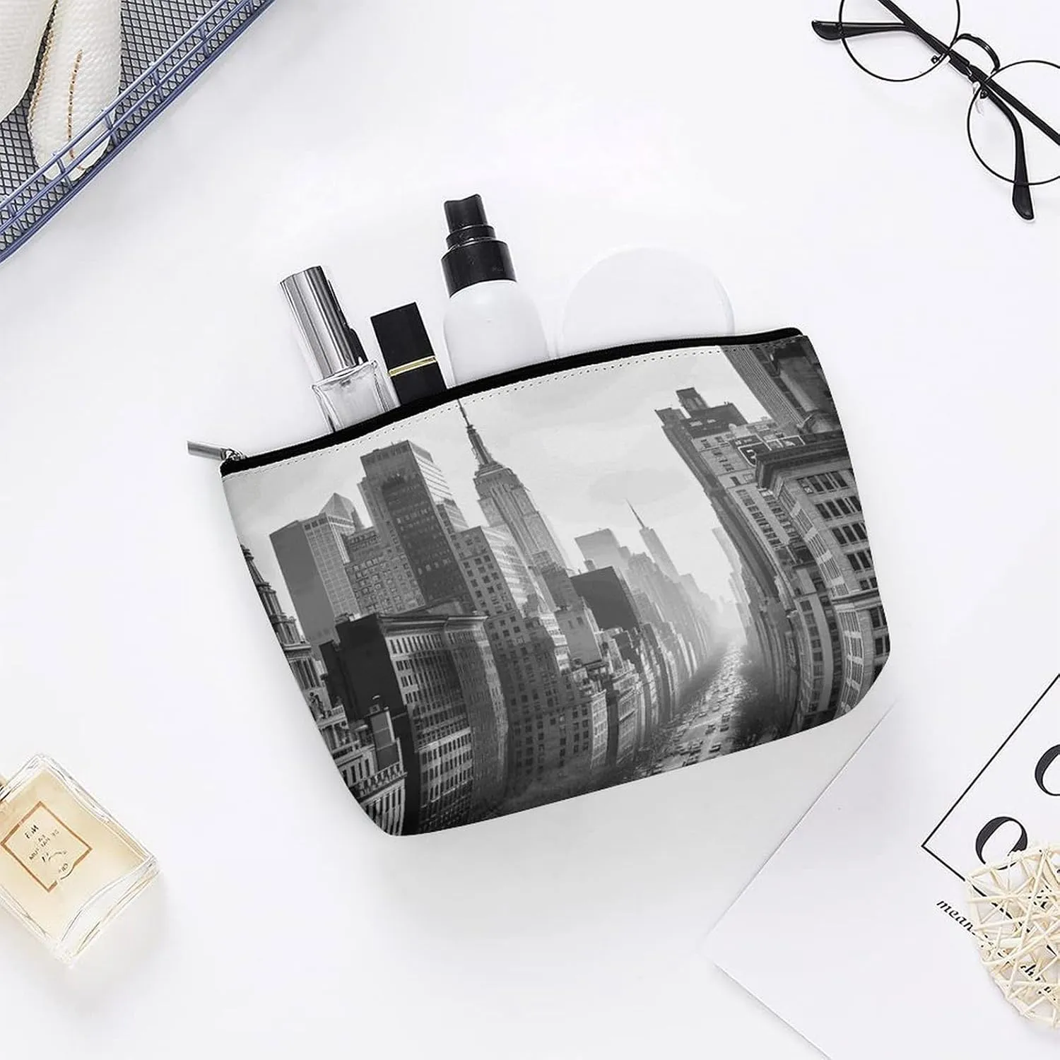 Toiletry Bag for Women Black And White New York Cosmetic Bag Portable Capacity Travel Makeup Bags with Zipper Lightweight Cute Beauty Makeup Organizer for Traveling, Accessories, Essentials